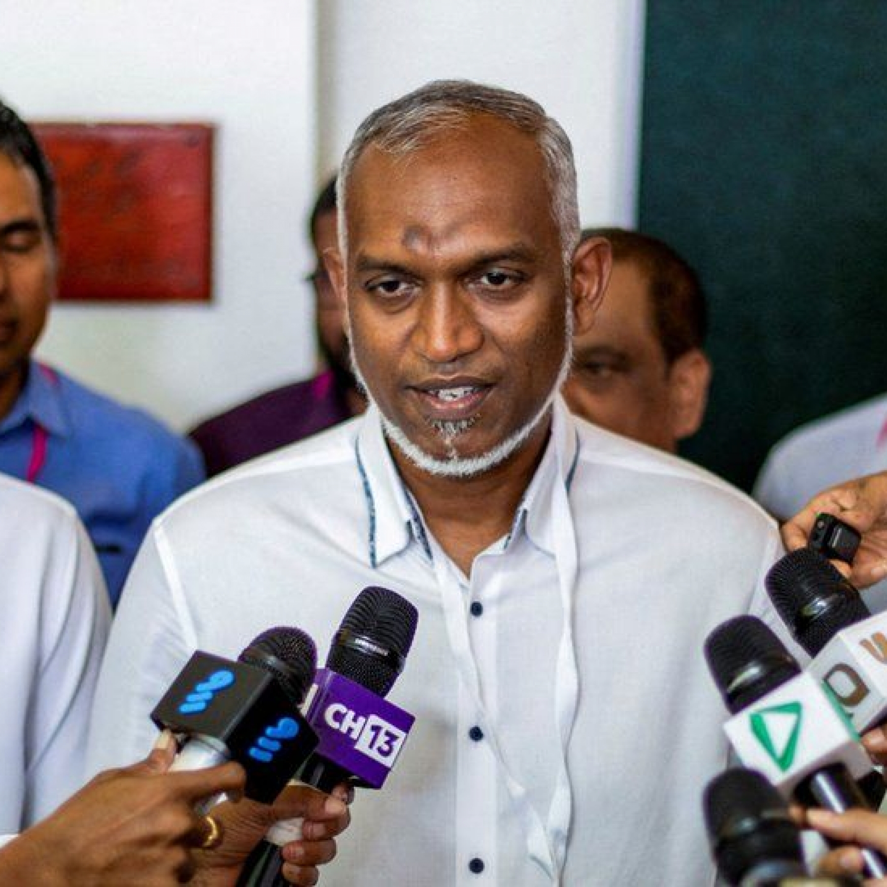 Maldives suspends ministers