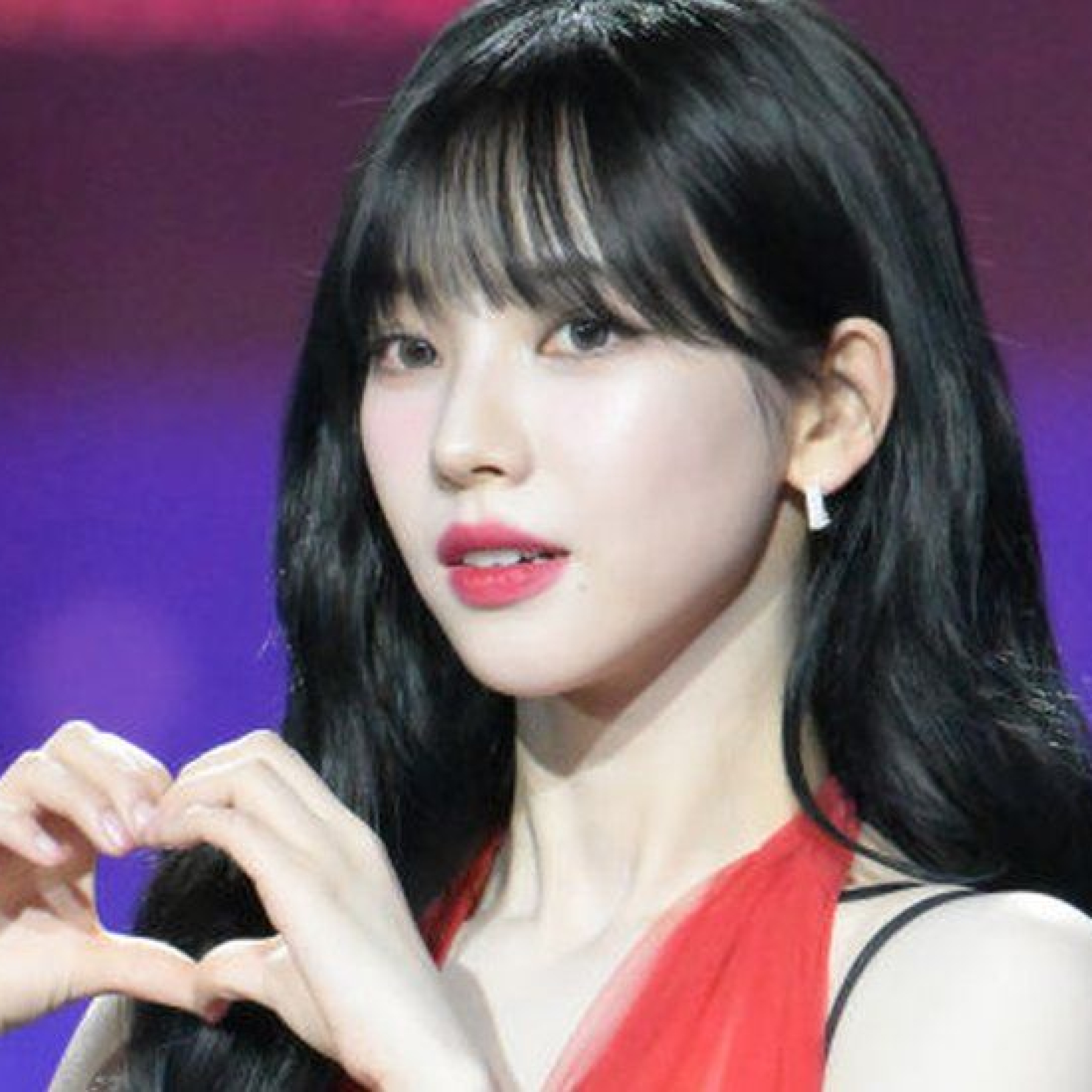 K-pop star Karina has apologised to her fans after news of her dating actor Lee Jae-wook went public